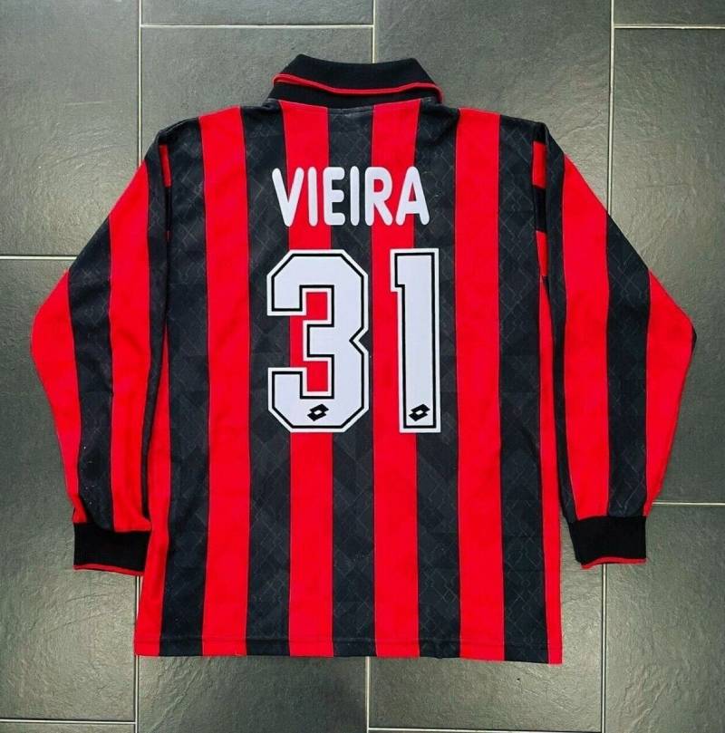 Số Áo Vieira – Biểu Tượng Của Huyền Thoại Bóng Đá 3 AC Milan (1995-1996): Số áo 31 – Bài học kinh nghiệm