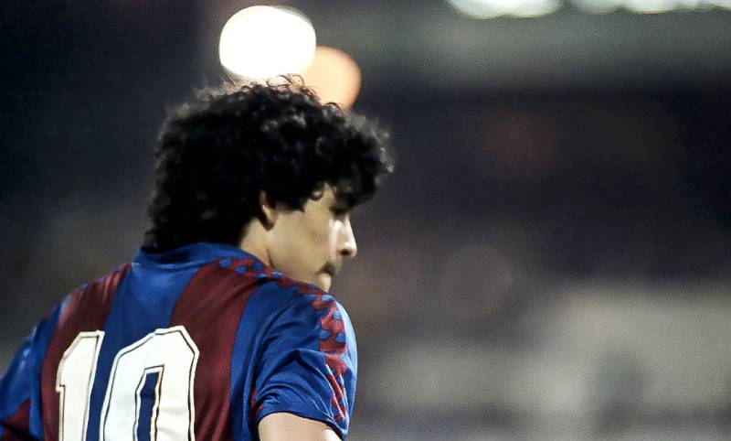 Diego Maradona Số Áo - Huyền Thoại Không Thể Thay Thế 4 Barcelona (1982-1984): Số áo 10 – Biểu tượng tại Camp Nou